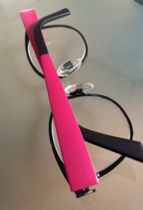 Brille mit pinken Bügeln