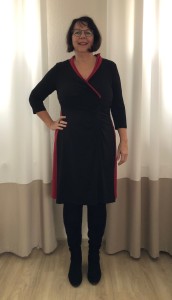 Nicole Dornberger im upgecycelten rot-schwarzen Kleid Frontansicht