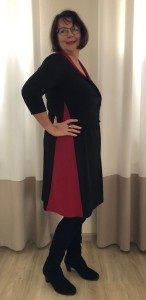 Nicole Dornberger im schwarz-roten Kleid Seitenansicht