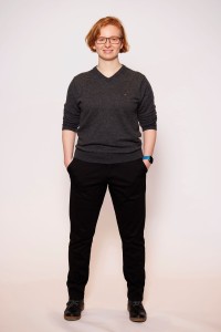 Ganzkörperfoto junge Businessfrau vor Umstyling