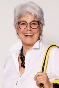 Portraitfoto lachende grauhaarige Frau mit Brille