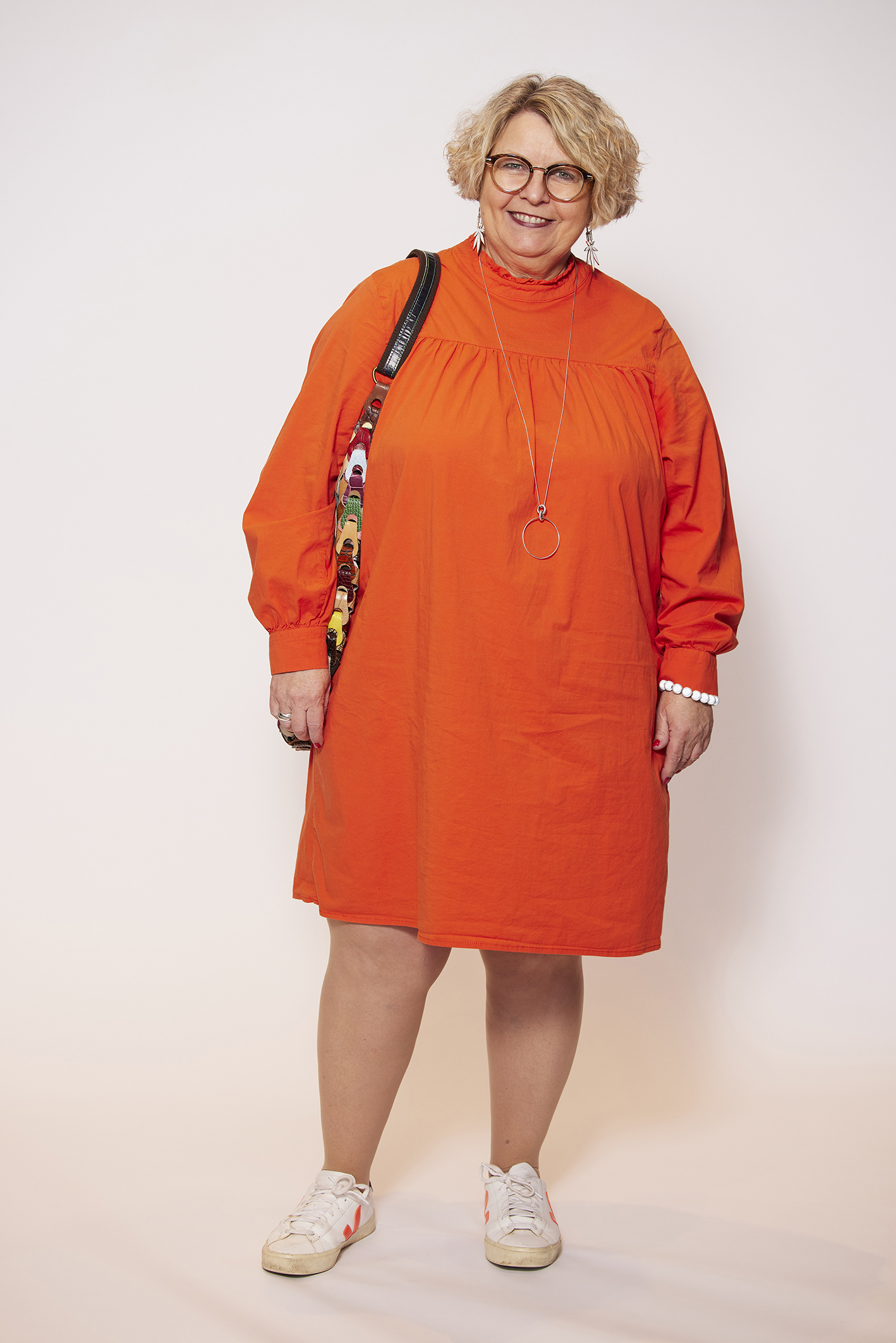 Curvy Model oranges Kleid vor Umstyling