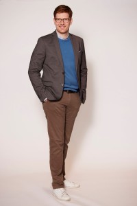 Junger Businessmann in Chino und Blazer Casual