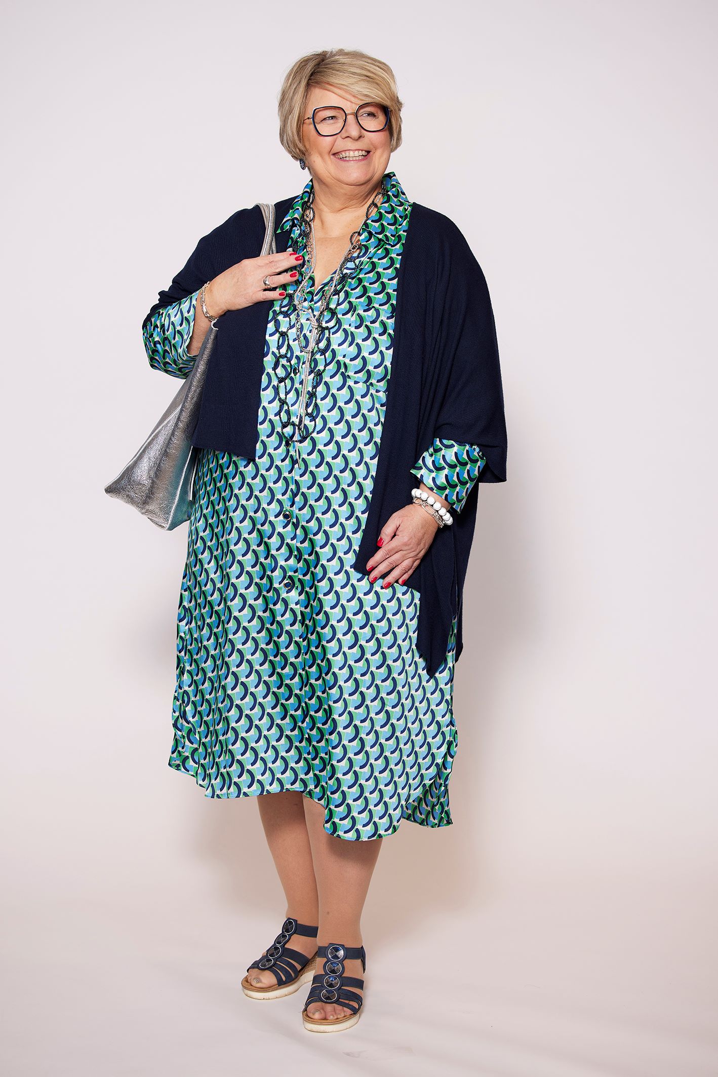 Curvy Model Ganzkörperfoto nach Umstyling