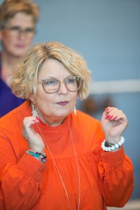 Modell bei Brillenanprobe