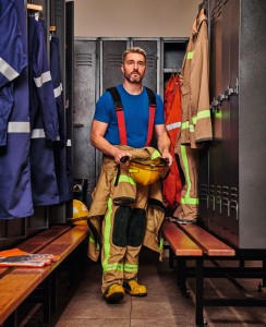 Feuerwehrmann am Spind
