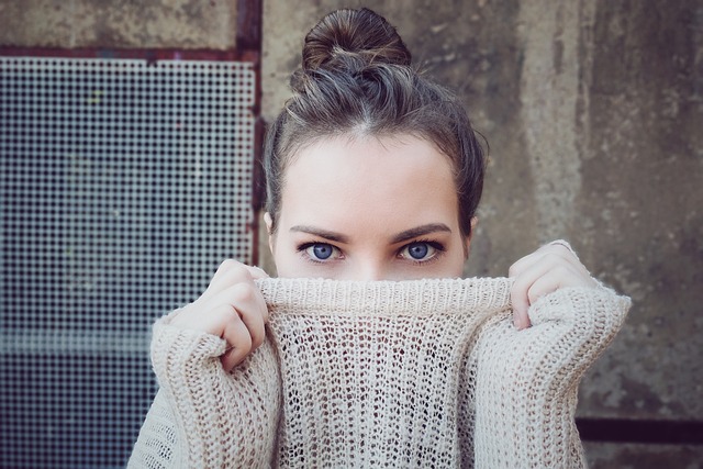 Junge Frau der Generation Z in Fair Fashion