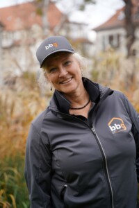 Hauswartin Andrea in neuer, nachhaltiger Corporate Fashion 